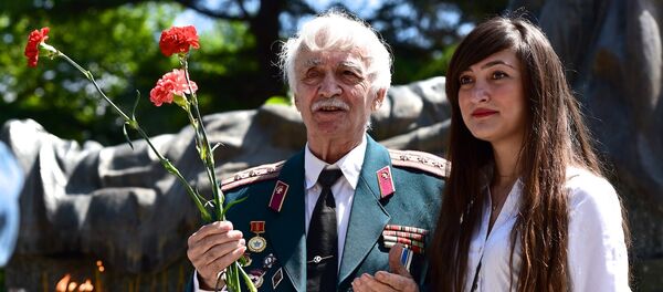 У могилы Неизвестного солдата в парке Ваке в День Победы 9 мая - Sputnik Грузия