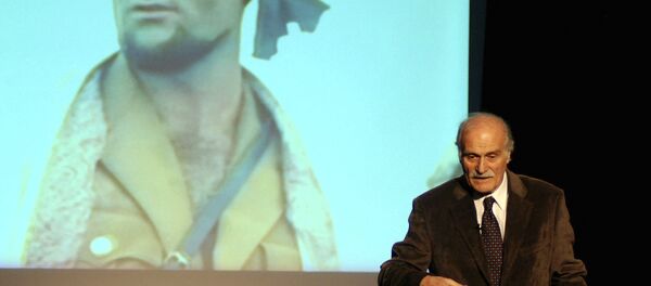 კახი კავსაძე საკუთარი პერსონაჟის, აბდულას ფონზე (ფილმი უდაბნოს თეთრი მზე) - Sputnik საქართველო