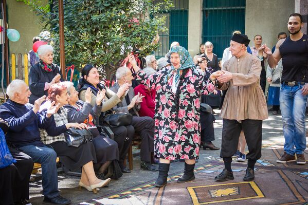 Гости танцуют на праздничном вечере в Доме милосердия Катарсис, посвященного Дню Победы. - Sputnik Грузия