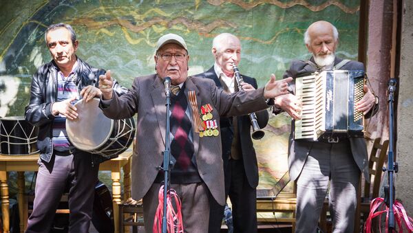 Ветераны поют на праздничном вечере, посвященного Дню Победы 9 мая в Доме милосердия Катарсис. - Sputnik Грузия