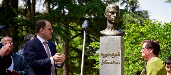 На открытии памятника Мелитону Кантария - мэр Тбилиси Давид Нармания и дочь героя Циала Кантария - Sputnik Грузия