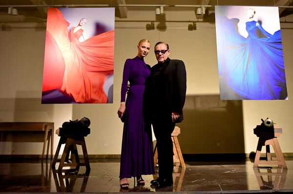 Глава французского дома моды Herve Leger Эрве Леру и модель Александрина Цуркан на выставке фотографий платьев модельера, в рамках Mercedes-Benz Fashion Week Tbilisi. Глава французского дома моды Herve Leger Эрве Леру и модель Александрина Цуркан на выставке фотографий платьев модельера, в рамках Mercedes-Benz Fashion Week Tbilisi. - Sputnik Грузия