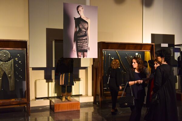 На выставке фотографий платьев главы французского дома моды Herve Leger Эрве Леру в рамках Mercedes-Benz Fashion Week Tbilisi. На выставке фотографий платьев главы французского дома моды Herve Leger Эрве Леру в рамках Mercedes-Benz Fashion Week Tbilisi. - Sputnik Грузия