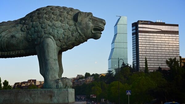 Скульптура льва на набережной Тбилиси с видом на отель Radisson Iveria - Sputnik Грузия