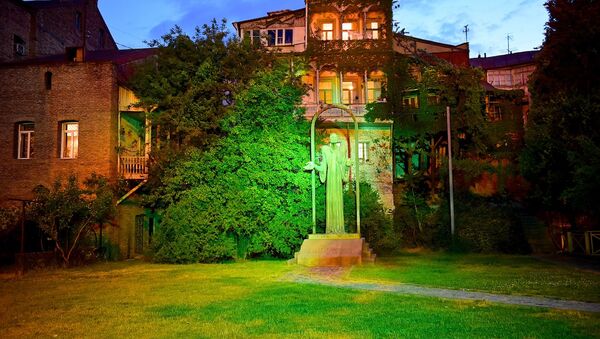 Старый Тбилиси - старые дома на набережной, памятник Иетиму Гурджи - Sputnik Грузия