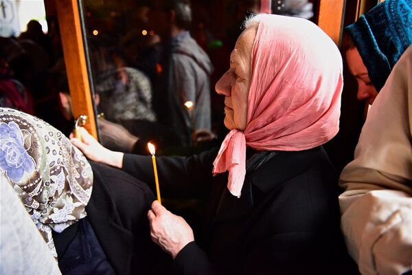 Женщина входит в церковь Андрея Первозванного во время службы в день памяти Святого Апостола. - Sputnik Грузия