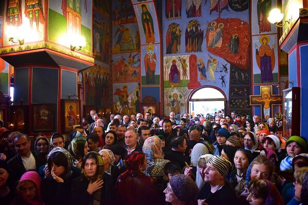 Верующие в церкви Андрея Первозванного во время службы в день памяти Святого Апостола. - Sputnik Грузия