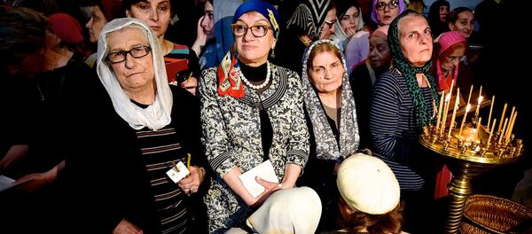 Верующие в церкви Андрея Первозванного во время службы. - Sputnik Грузия