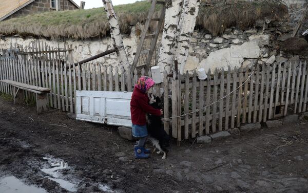Девочка с собакой в селе Гореловка в Грузии. - Sputnik Грузия