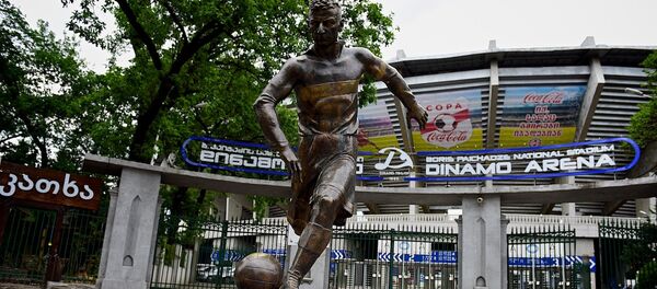 Вход на стадион Динамо Арена им.Бориса Пайчадзе и памятник в его честь. - Sputnik Грузия