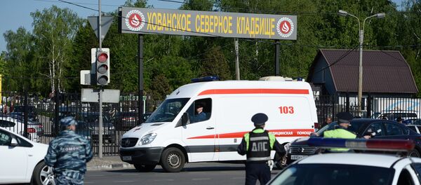 Сотрудники полиции и машина скорой помощи - Sputnik Грузия