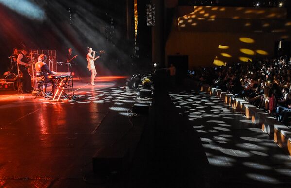Певица Кети Топурия с группой A-Studio выступила в грузинской столице, в тбилисском Концертном зале. - Sputnik Грузия