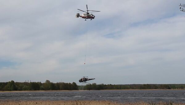 Спасатели подняли из воды упавший в озеро частный вертолет в Ленобласти - Sputnik Грузия