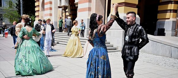 Артисты танцуют у входа в тбилисский театр оперы и балета - Дни Европейской оперы в грузинской столице - Sputnik Грузия