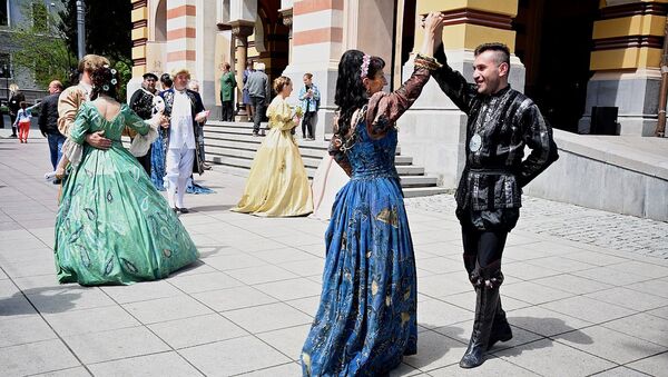 Артисты танцуют у входа в тбилисский театр оперы и балета - Дни Европейской оперы в грузинской столице - Sputnik Грузия