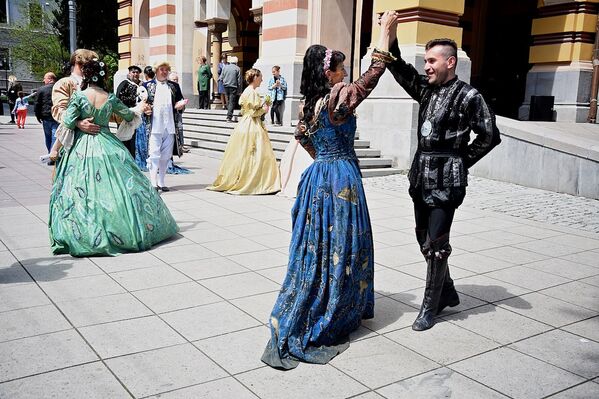 Артисты в старинных костюмах танцуют у входа в тбилисский театр оперы и балета. - Sputnik Грузия