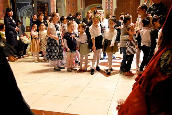 Дети на выставке театральных костюмов и платьев в тбилисском оперном театре. - Sputnik Грузия