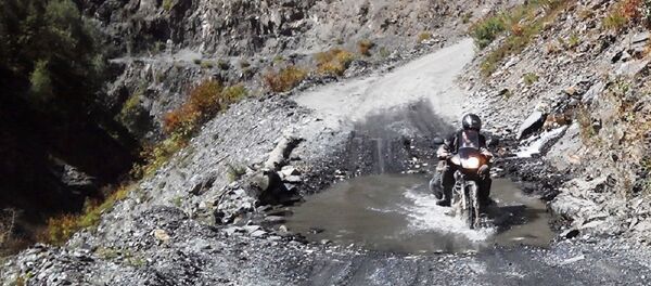 Мотоциклист на горной дороге - Sputnik Грузия