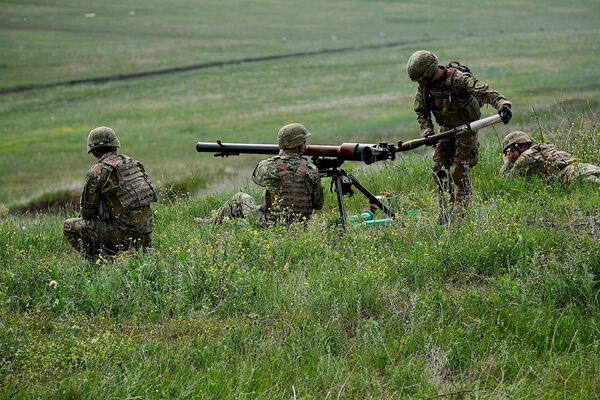 Грузинские военные заряжают станковый противотанковый гранатомёт SPG-9 на учениях Достойный партнер. - Sputnik Грузия