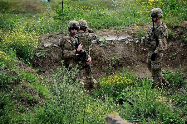 Американские военные на учениях Достойный партнер наблюдают за действиями грузинских военных. - Sputnik Грузия