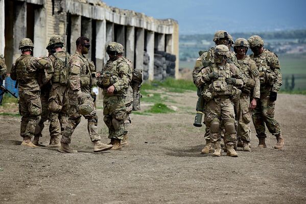 Американские солдаты на полевых стрельбах в рамках учений Достойный партнер на полигоне в Вазиани. - Sputnik Грузия