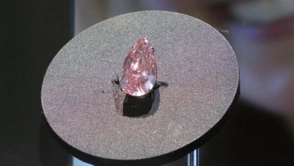 Уникальный алмаз за 28 млн долларов показали перед аукционом Sotheby's - Sputnik Грузия