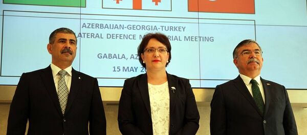 Министры обороны Азербайджана Закир Гасанов ,Грузии Тинатин Хидашели и Турции Исмет Йылмаз - Sputnik Грузия