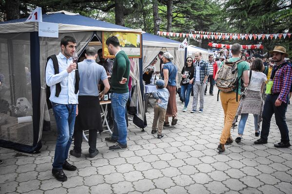 Тысячи тбилисцев и гостей столицы побывали на Фестивале нового вина. - Sputnik Грузия