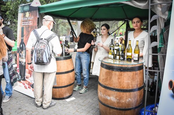 Гости фестиваля у стенда с продукцией одного из грузинских винодельческих предприятий. - Sputnik Грузия
