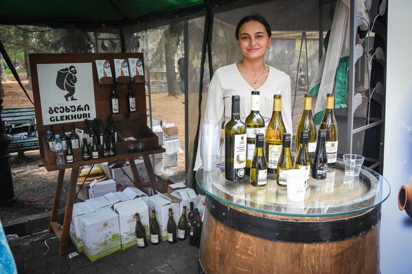 Гостей фестиваля встречали радостно и с улыбками, предлагая им попробовать различные сорта грузинских вин. - Sputnik Грузия