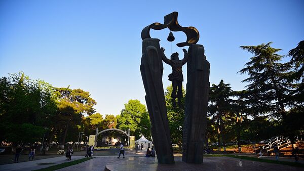 Памятник Деда Эна в парке на набережной Тбилиси - Sputnik Грузия