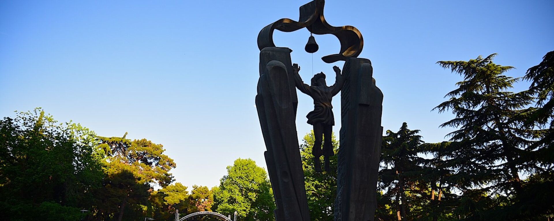 Памятник Деда Эна в парке на набережной Тбилиси - Sputnik Грузия, 1920, 21.02.2020
