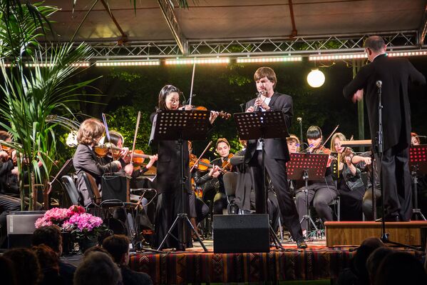 Скрипачка Тамаки Кавакубо из Японии и гобоист Дмитрий Булгаков из России выступают в Тбилиси на фестивале Map The Music. - Sputnik Грузия