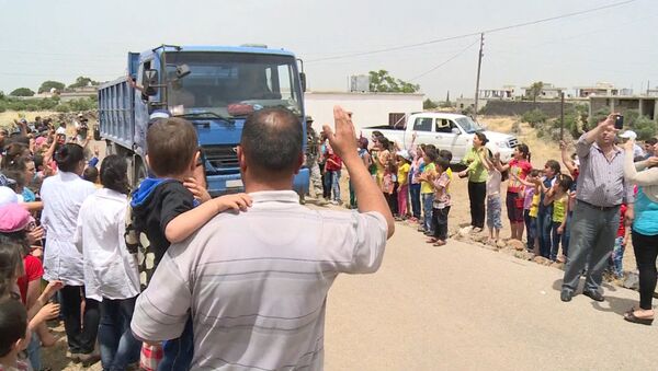 Сирийские дети радостными криками встречали грузовики с гумпомощью РФ в Хомсе - Sputnik Грузия