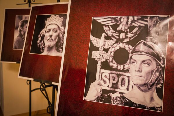 Фотографии Мариса Лиепы в различных сценических образах на выставке в его честь в Тбилиси. - Sputnik Грузия