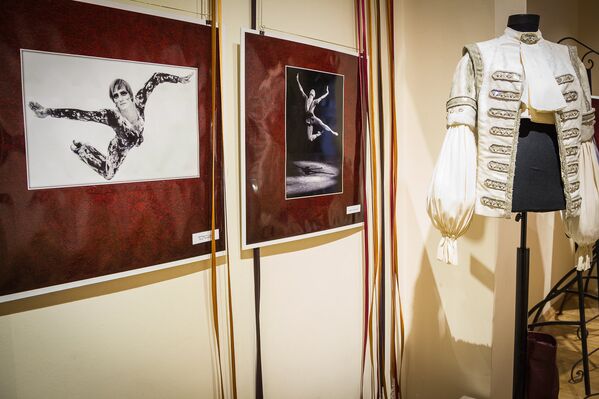 Фотографии и один из костюмов Мариса Лиепы на выставке в Тбилиси, посвященной его жизни и творчеству. - Sputnik Грузия