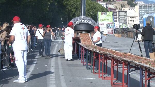 Итальянские повара в погоне за рекордом испекли пиццу длиной 1860 метров - Sputnik Грузия