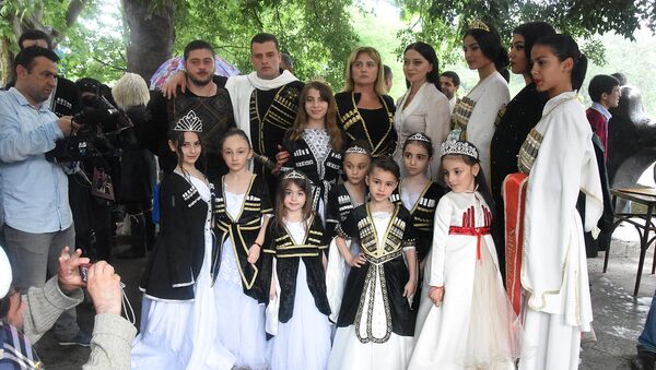 Молодежь в грузинской одежде позировала перед камерами в  Тбилиси - Sputnik Грузия