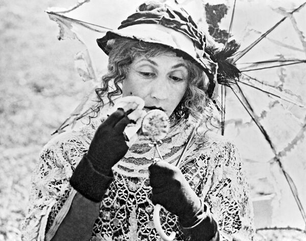 Грузинская актриса Софико Чиаурели в роли Фуфалы в фильме режиссера Тенгиза Абуладзе Древо желаний (Грузия-фильм, 1976 г.). - Sputnik Грузия