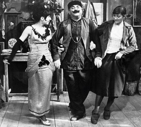 Давид Абашидзе (в центре) и Софико Чиаурели (справа) в кинофильме Мелодии Верийского квартала. - Sputnik Грузия