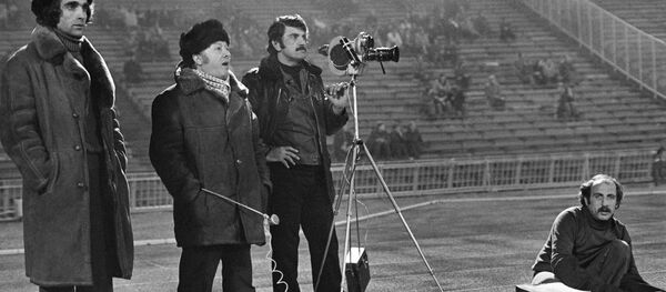 Кинорежиссеры Джумбер Эбралидзе и Михаил Чиаурели (слева направо) на съемках фильма Дирижер матча. - Sputnik Грузия