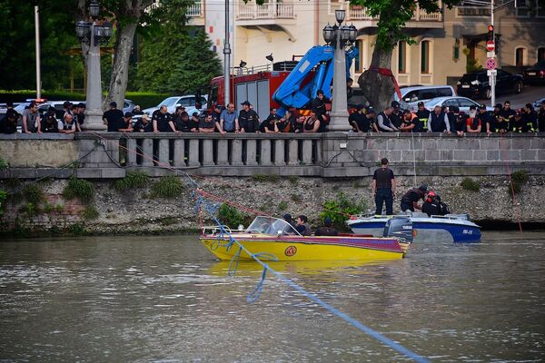 Поисково-спасательная операция велась у моста Бараташвили, напротив Дома Юстиции. - Sputnik Грузия