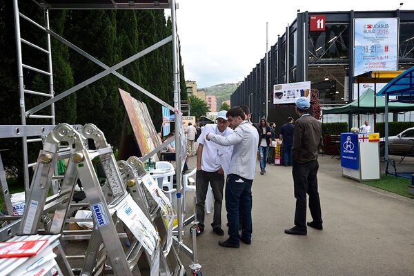 В ходе проведения в Тбилиси строительной выставки - посетители знакомятся с продукцией одной из компаний. - Sputnik Грузия