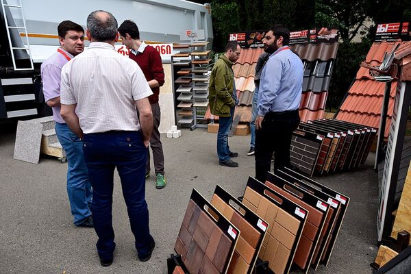 Представители одной из строительных компаний демонстрируют гостям выставки свою продукцию. - Sputnik Грузия