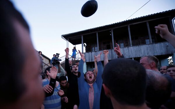 Борьба за мяч в ходе игры в лело в селе Шухути - Sputnik Грузия