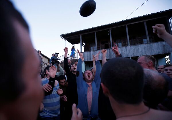 Борьба за мяч в ходе игры в лело в селе Шухути - Sputnik Грузия