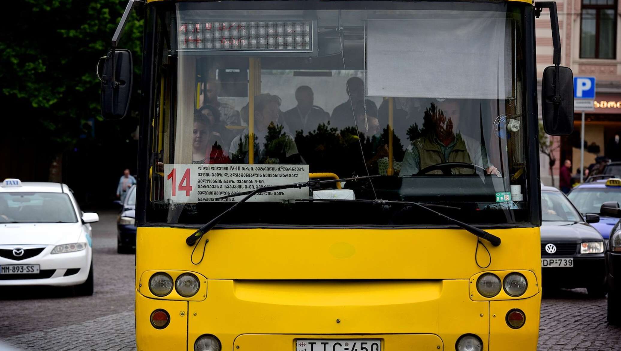 Автобус тбилисская кропоткин. Тбилисский автобус. Автобусы Тбилиси. Автобус Спутник. Общественный транспорт Тбилиси.