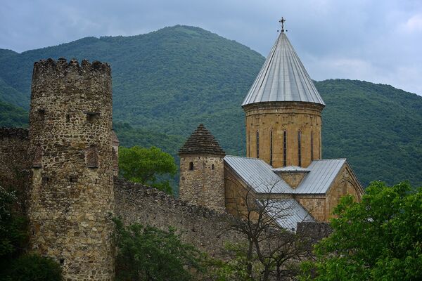 Крепость Ананури и православный храм за крепостной стеной - Sputnik Грузия