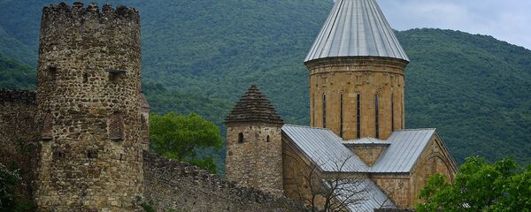 Крепость Ананури и православный храм за крепостной стеной - Sputnik Грузия