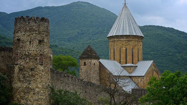 Крепость Ананури и православный храм за крепостной стеной - Sputnik Грузия